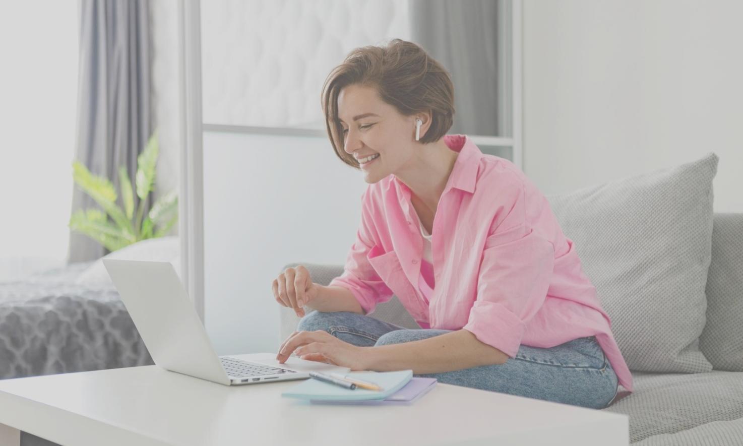 Sesión de planificación presupuestaria con análisis de datos financieros en tiempo real