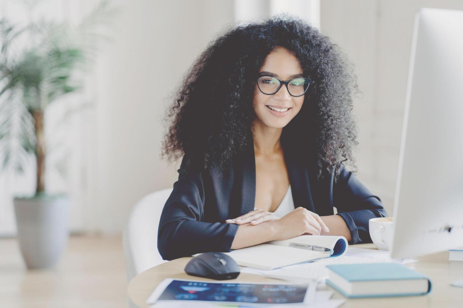 Profesional analizando presupuesto de proyecto